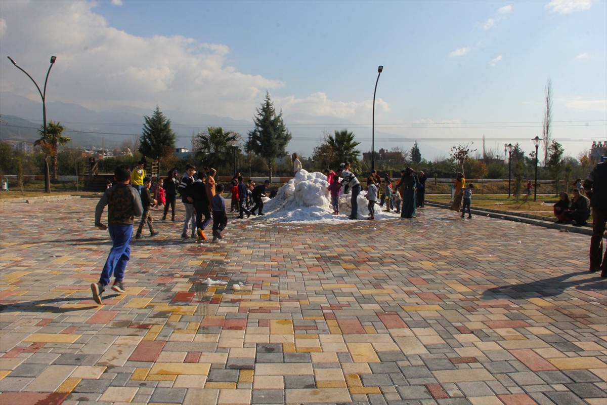 Hatay Dörtyol'da çocuklar dağlardan parklara kamyonlarla taşınan karla sevindirildi