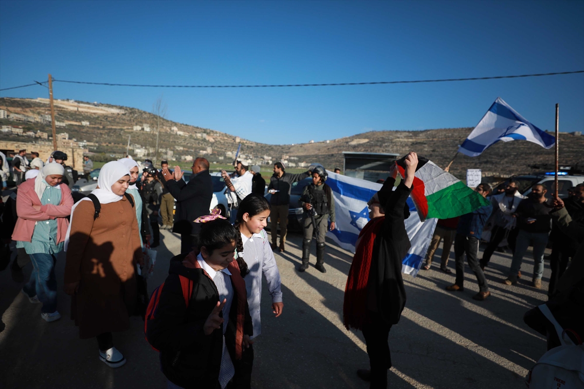 İsrail askerleri ve yerleşimciler Filistin köyünün girişini araçlarıyla kapattı