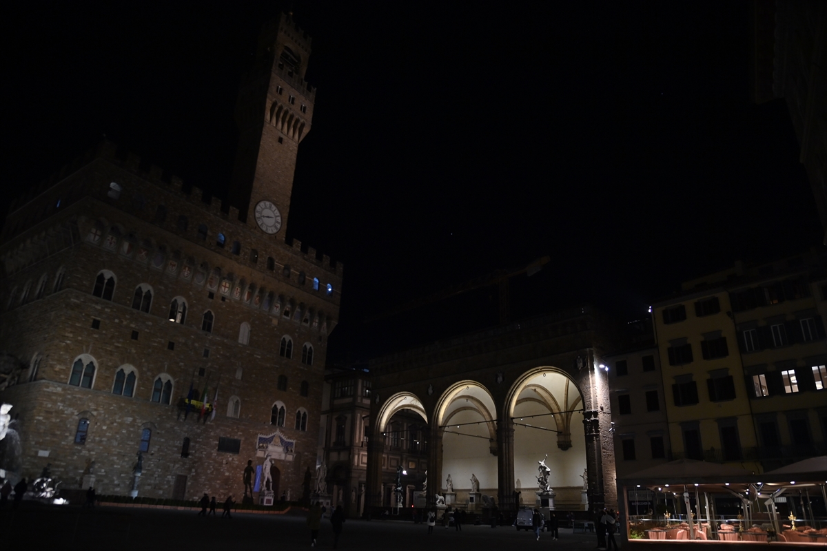 İtalya'da belediyeler, enerji faturalarını protesto için anıtların ışıklarını kapattı