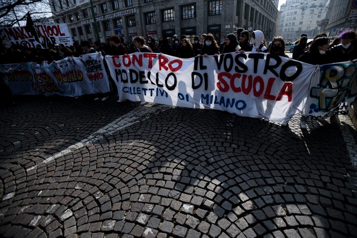 İtalya'da öğrenciler hükümeti ve Eğitim Bakanı'nı protesto etmek için meydanlara indi