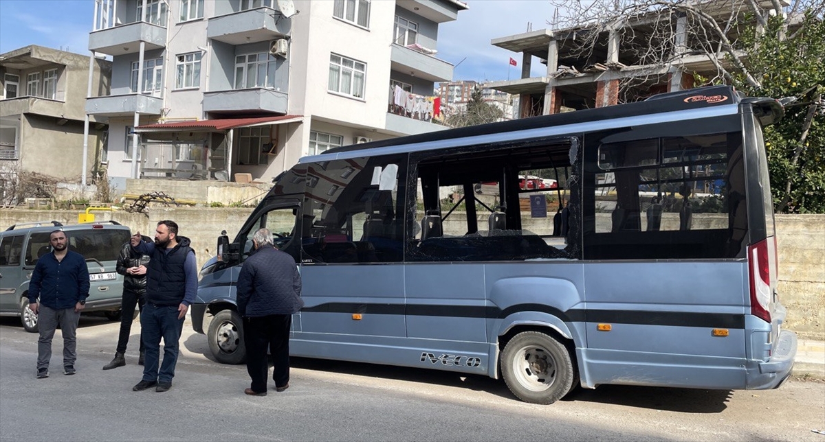 Kamyonetten düşen boru seyir halindeki dolmuşa saplandı