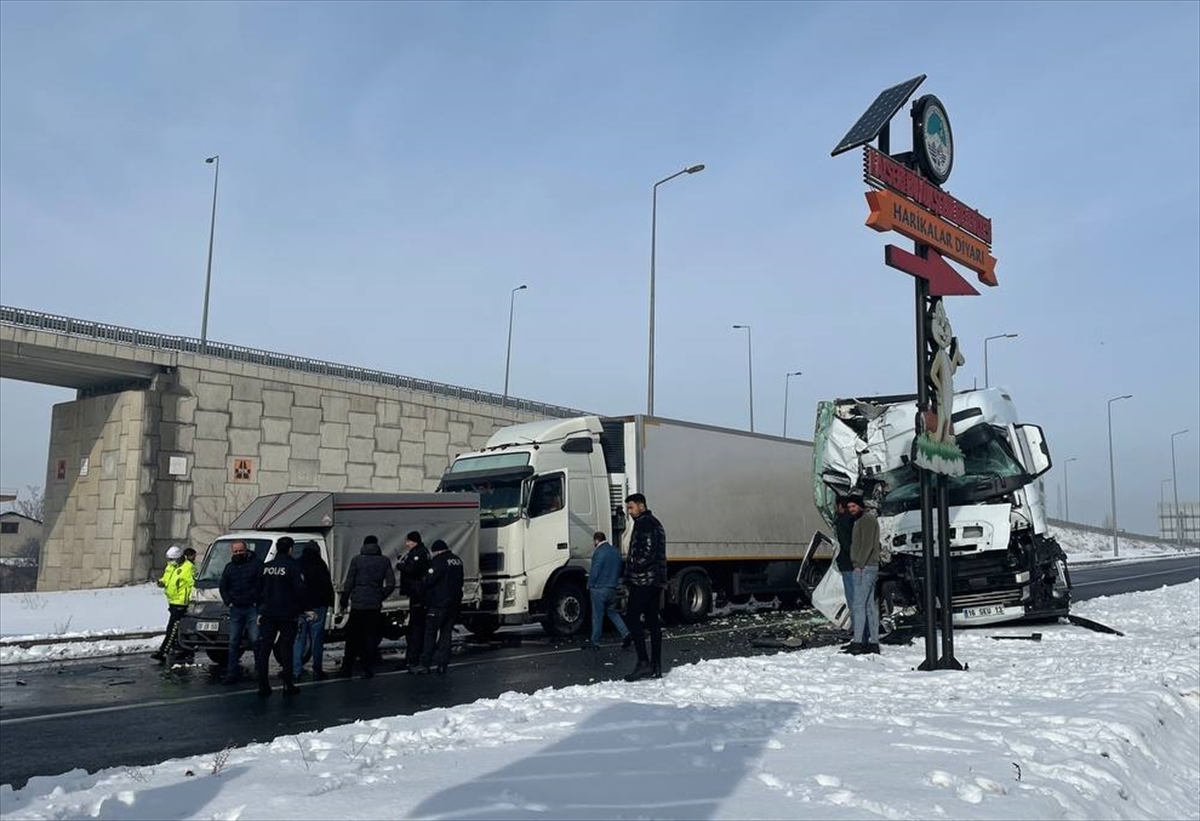 Kayseri'de 2 tırın da karıştığı zincirleme kazada bir kişi yaralandı