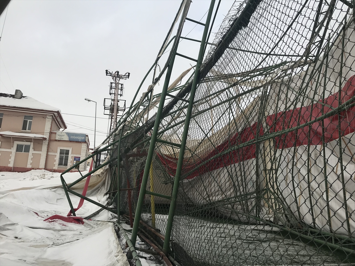 Malatya'da yoğun kar yağışı nedeniyle halı sahanın çatısı çöktü