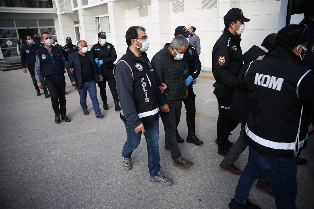 Mersin'deki FETÖ operasyonunda yakalanan 12 zanlı adliyeye sevk edildi