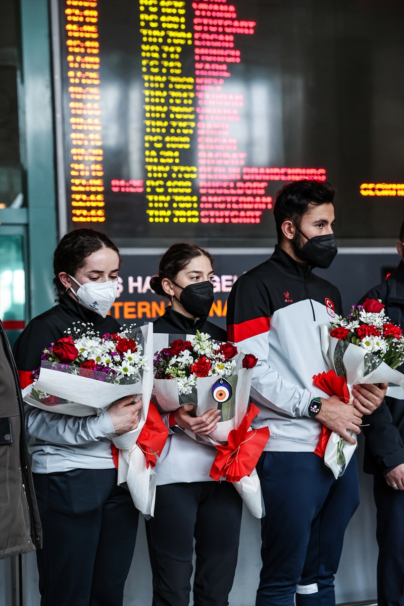 Milli kayakçılar, Ankara'da çiçeklerle karşılandı