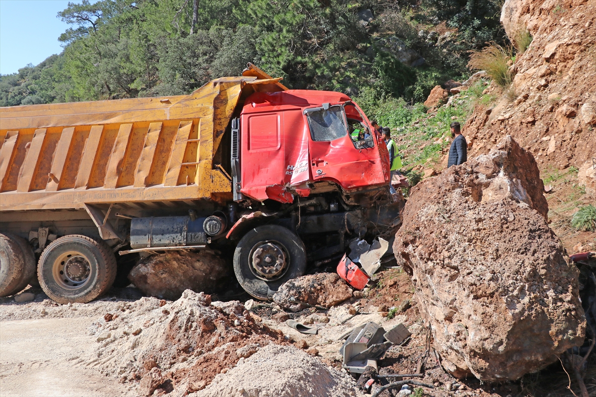 Muğla'da kayalıklara çarparak sıkışan kamyon sürücüsü ağır yaralandı