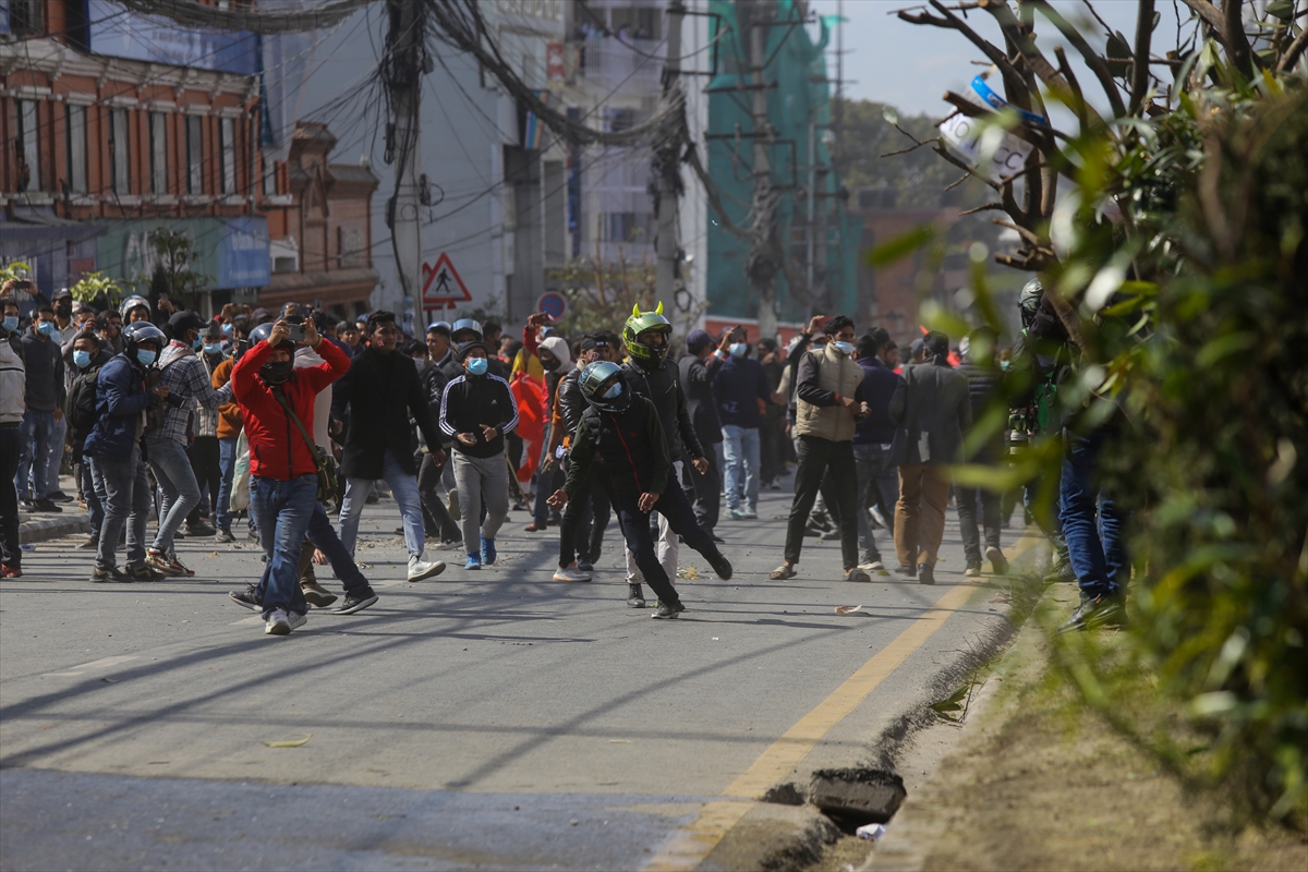 Nepal parlamentosunda ABD'nin hibe teklifi görüşülürken protestolar düzenlendi