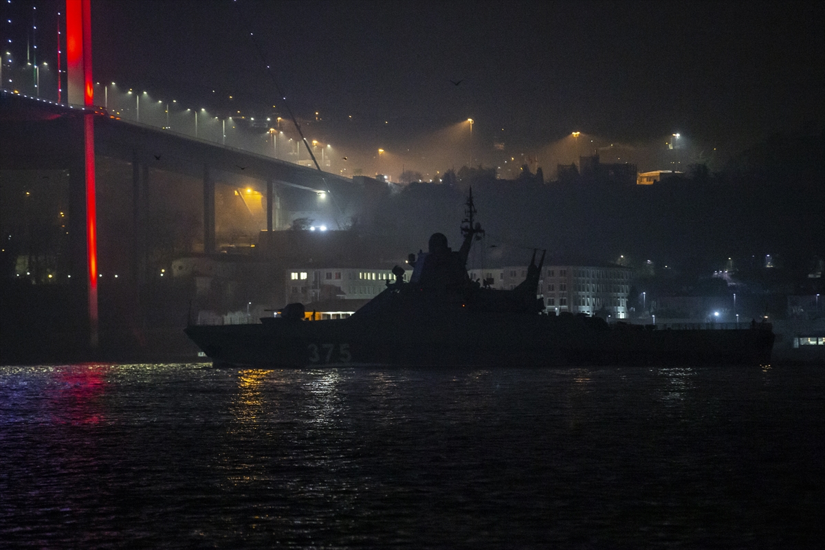 Rus askeri gemisi İstanbul Boğazı'ndan geçti