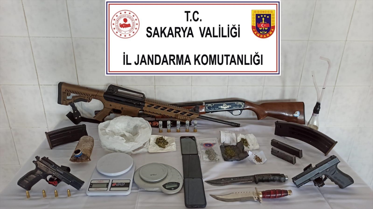 Sakarya'da suç örgütü operasyonunda yakalanan 3 zanlı tutuklandı