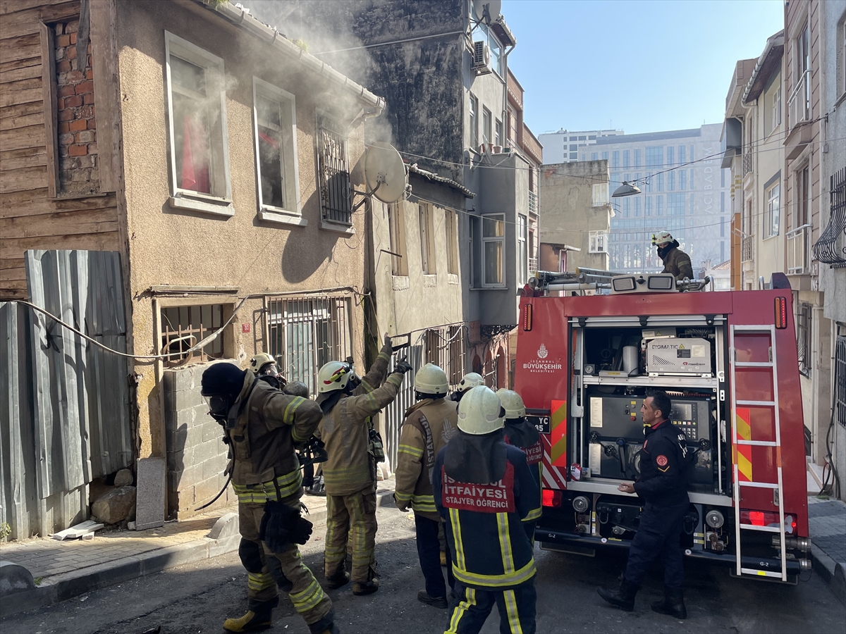 Şişli'de metruk binada çıkan yangın söndürüldü