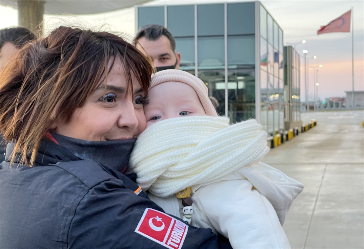 Türkiye'ye gelen Ukrayna vatandaşları yaşadıklarını gözyaşlarıyla anlatıyor