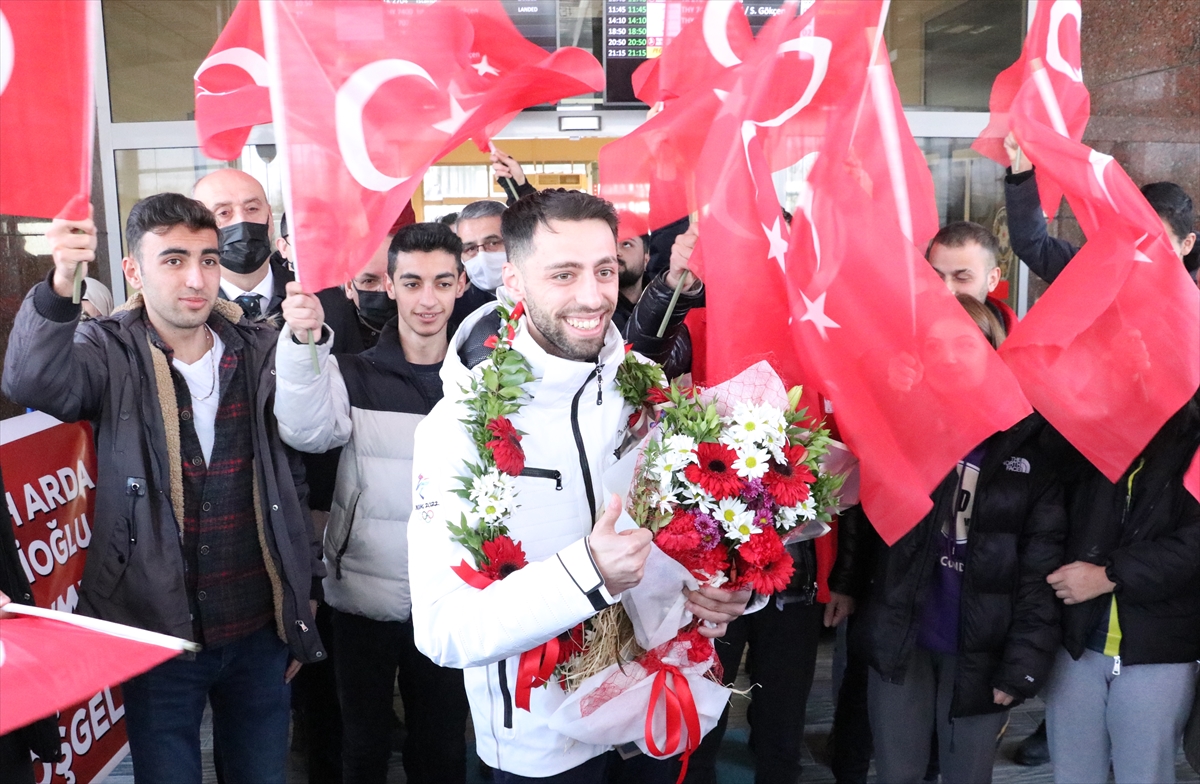 “Uçan Türk”, Erzurum'da çiçeklerle karşılandı