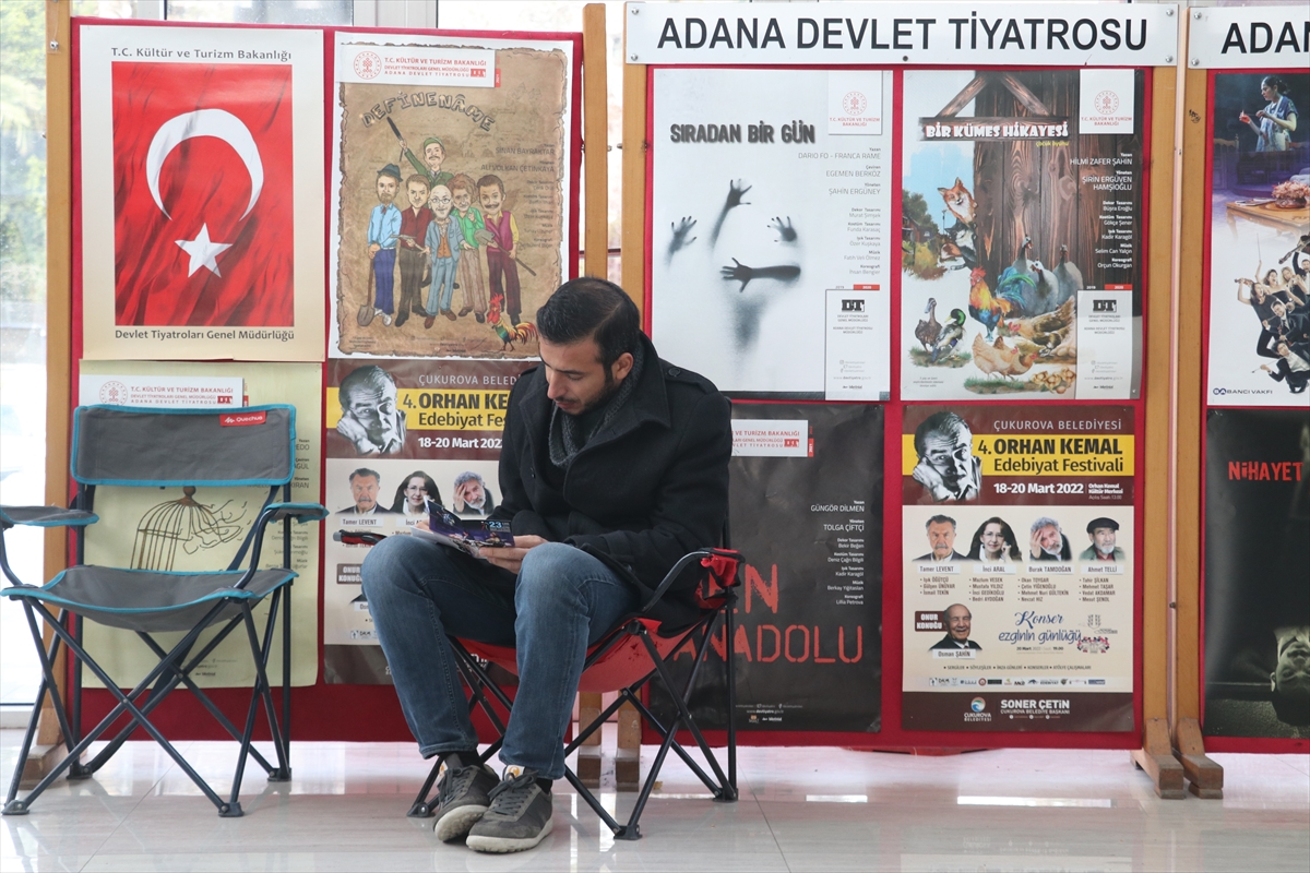 Adana'da tiyatro festivali bileti için bir gün önceden sıraya girdiler