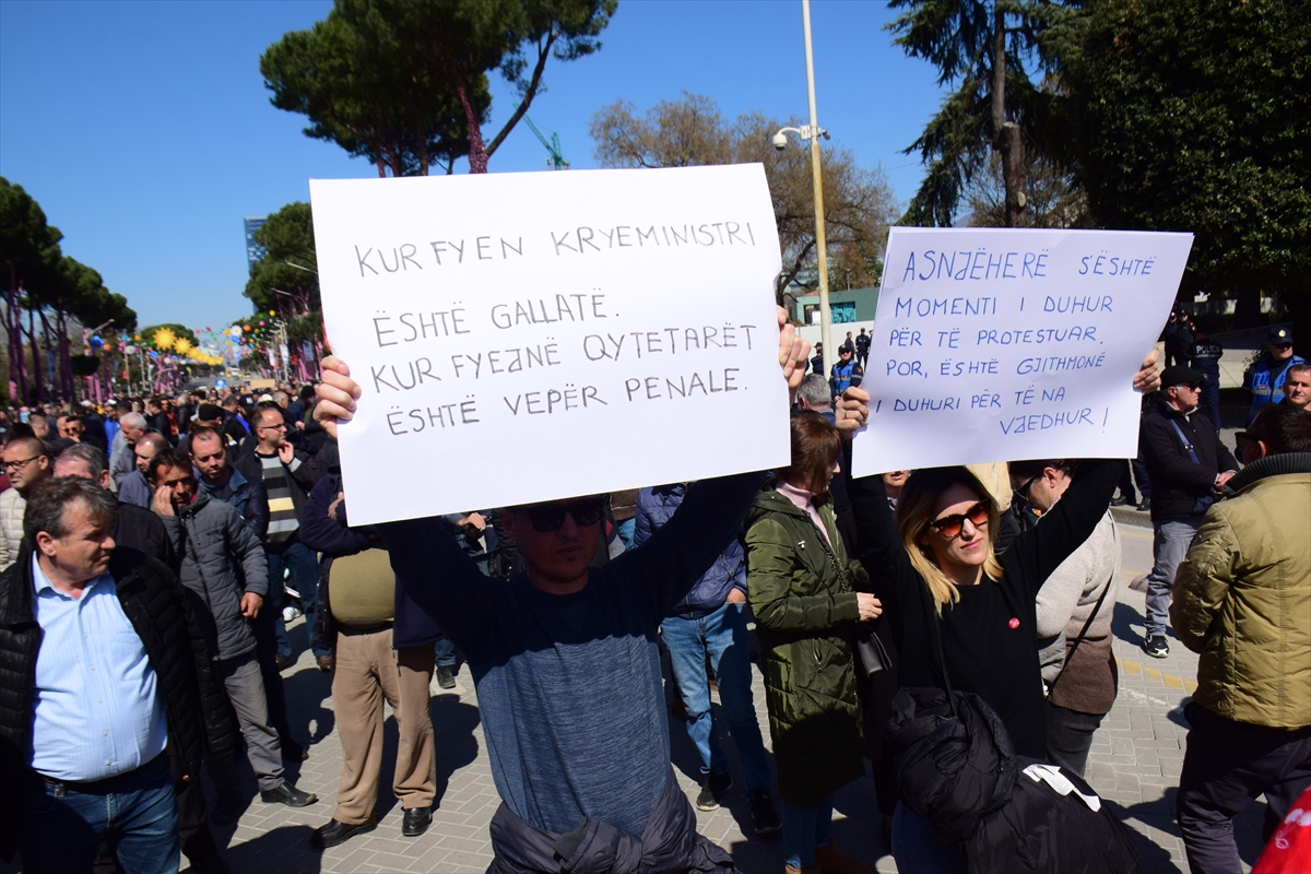 Arnavutluk'ta akaryakıt ve gıda fiyatlarındaki artış protesto edildi