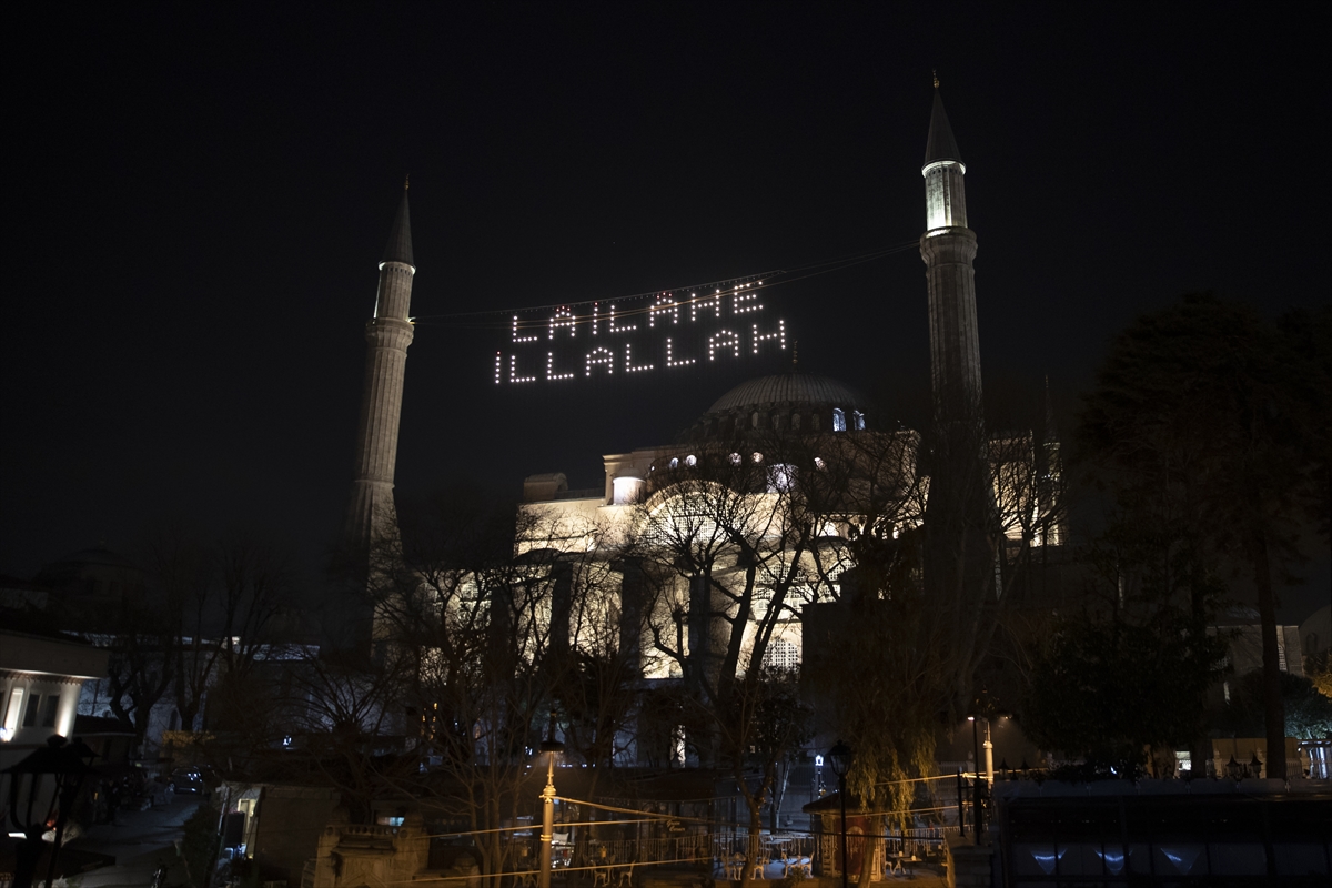 Ayasofya-i Kebir Cami-i Şerifi'ne Kelime-i Tevhid yazılı mahya asıldı