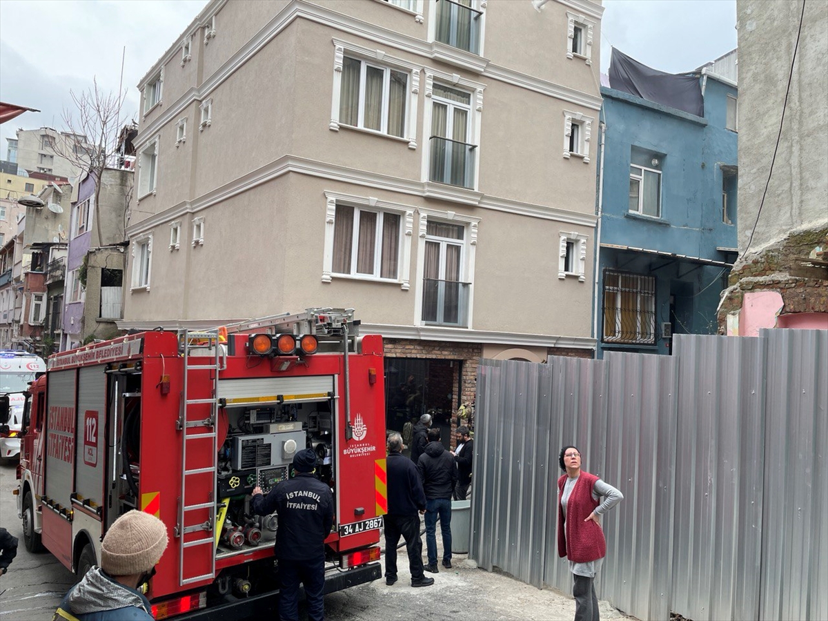 Beyoğlu'nda otelde çıkan yangın söndürüldü