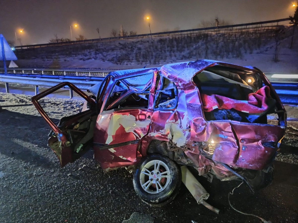 Bilecik'te otomobilin bariyerlere çarpması sonucu 1 kişi öldü, 1 kişi yaralandı