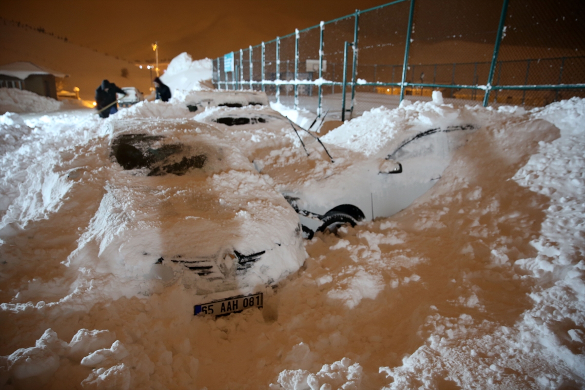 Bitlis'te park halindeki 7 otomobilin üzerine çığ düştü