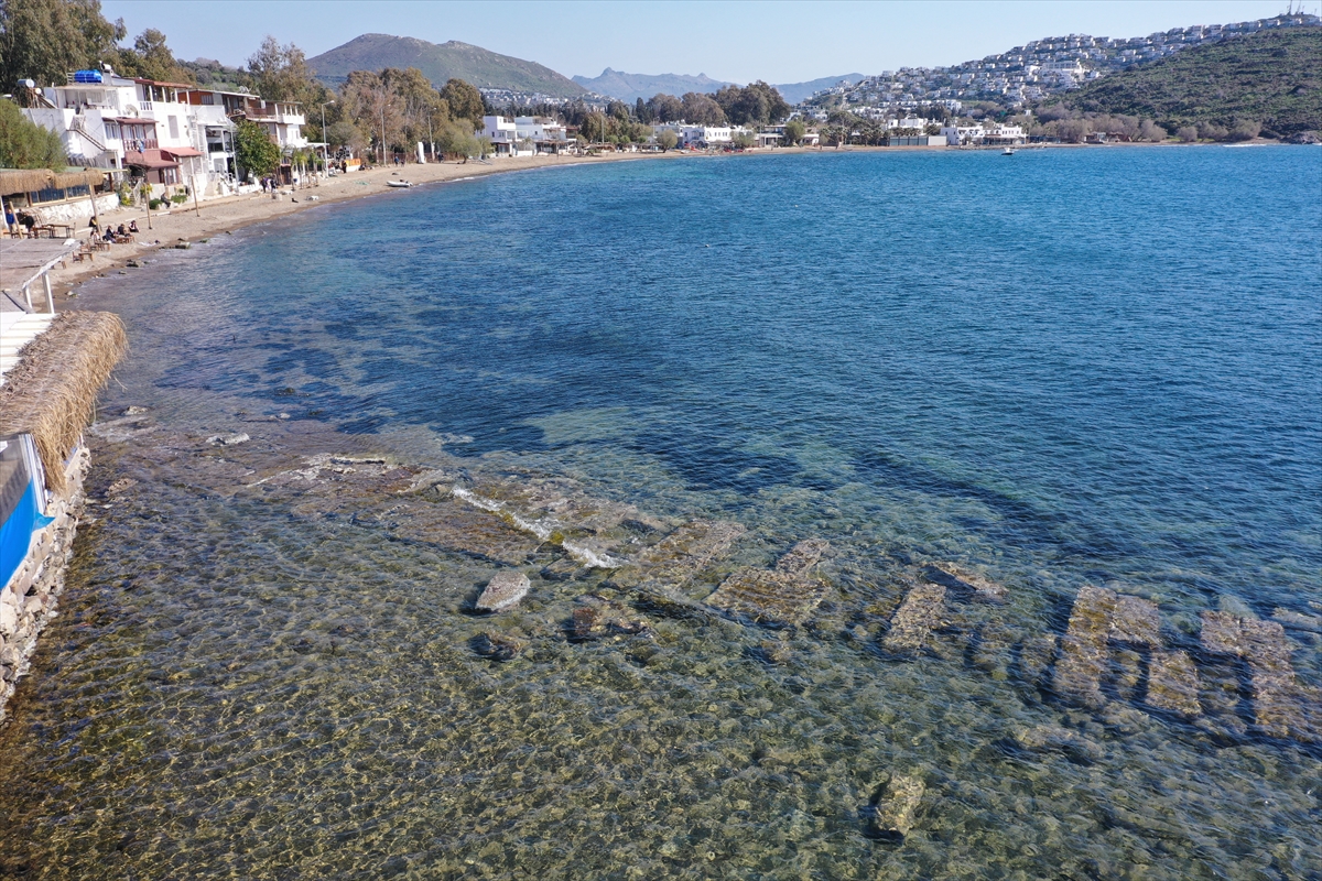 Bodrum'da denizin çekilmesiyle Tavşan Adası'na uzanan tarihi surlar ortaya çıktı