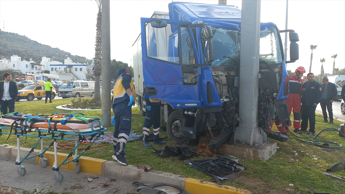 Bodrum'da kaza yapan kamyonet sürücüsü ağır yaralandı