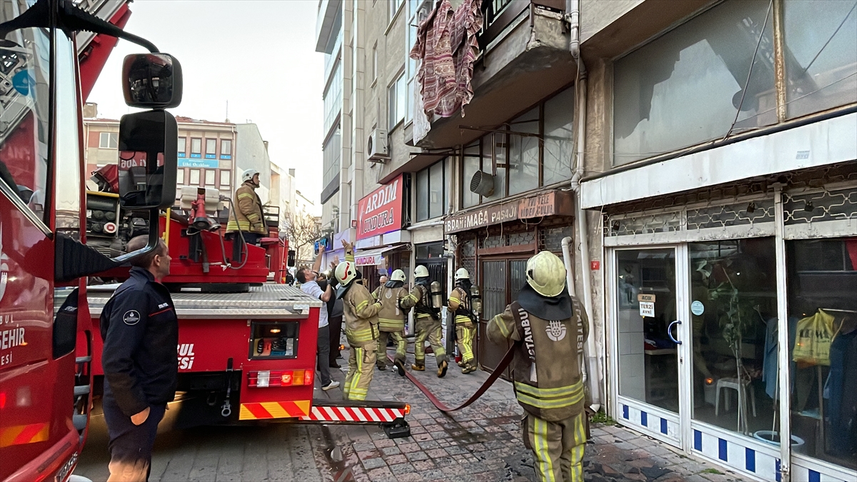 Büyükçekmece'de yangın çıkan binada mahsur kalan 4 kişi kurtarıldı