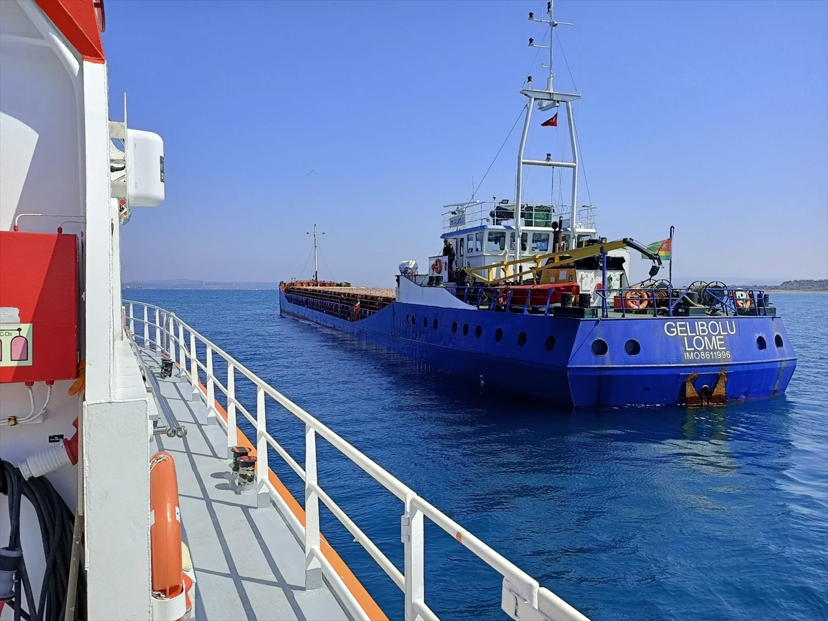 GÜNCELLEME – Çanakkale Boğazı'nda karaya oturan yük gemisi kurtarıldı