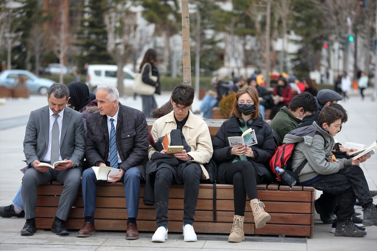 Çorum, Sinop ve Çankırı'da vatandaşlar açık havada kitap okudu