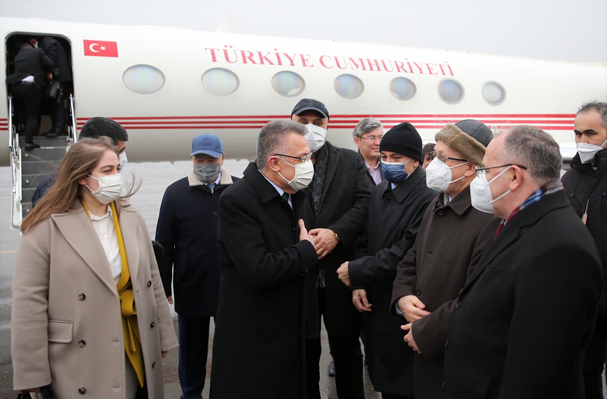 Cumhurbaşkanı Yardımcısı Oktay, Türkistan'da üniversite öğrencileriyle buluştu: