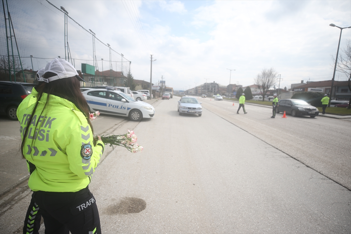 Düzce'de polisten kadın sürücülere 8 Mart'ta “karanfil uygulaması”