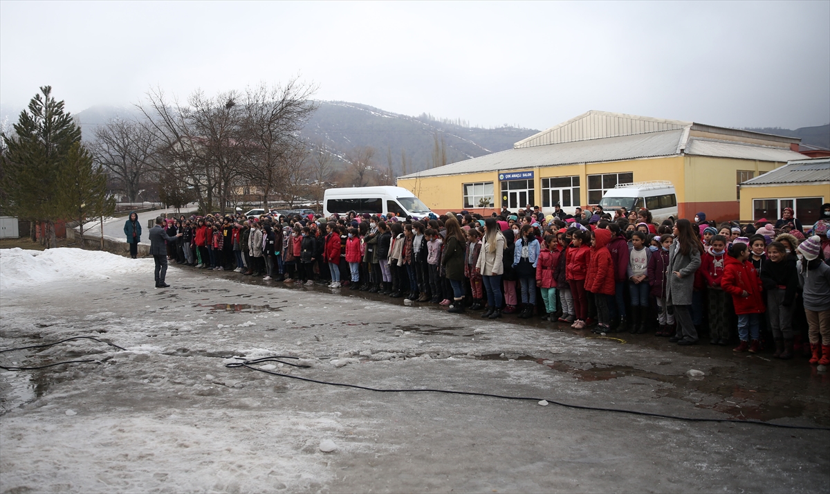 Eğitim neferleri köy köy dolaşarak kız çocuklarının okula devamlılığını sağlıyor