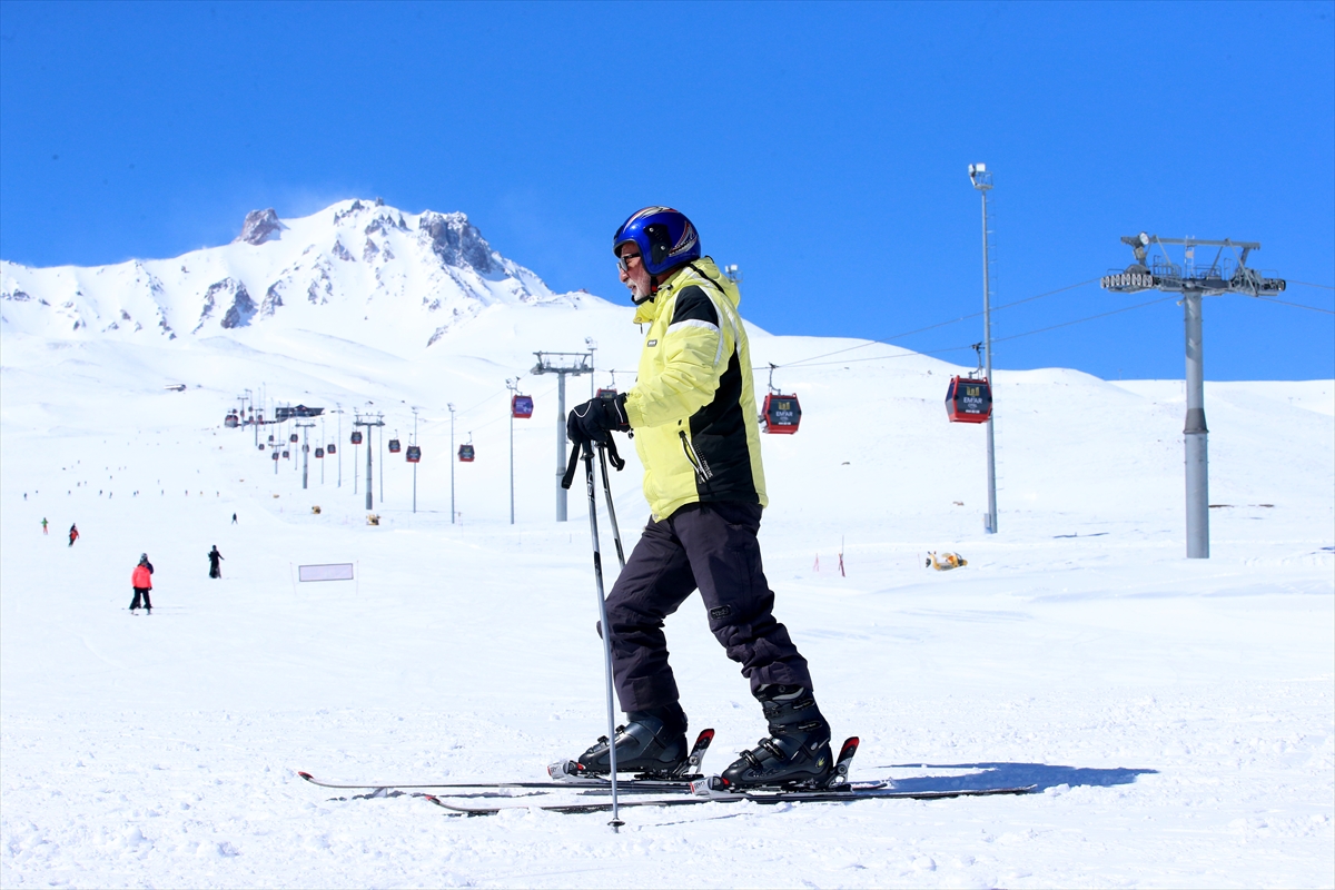 Erciyes'in 76'lık “Pehlivan”ı tahta kayakla başladığı spordan vazgeçmiyor