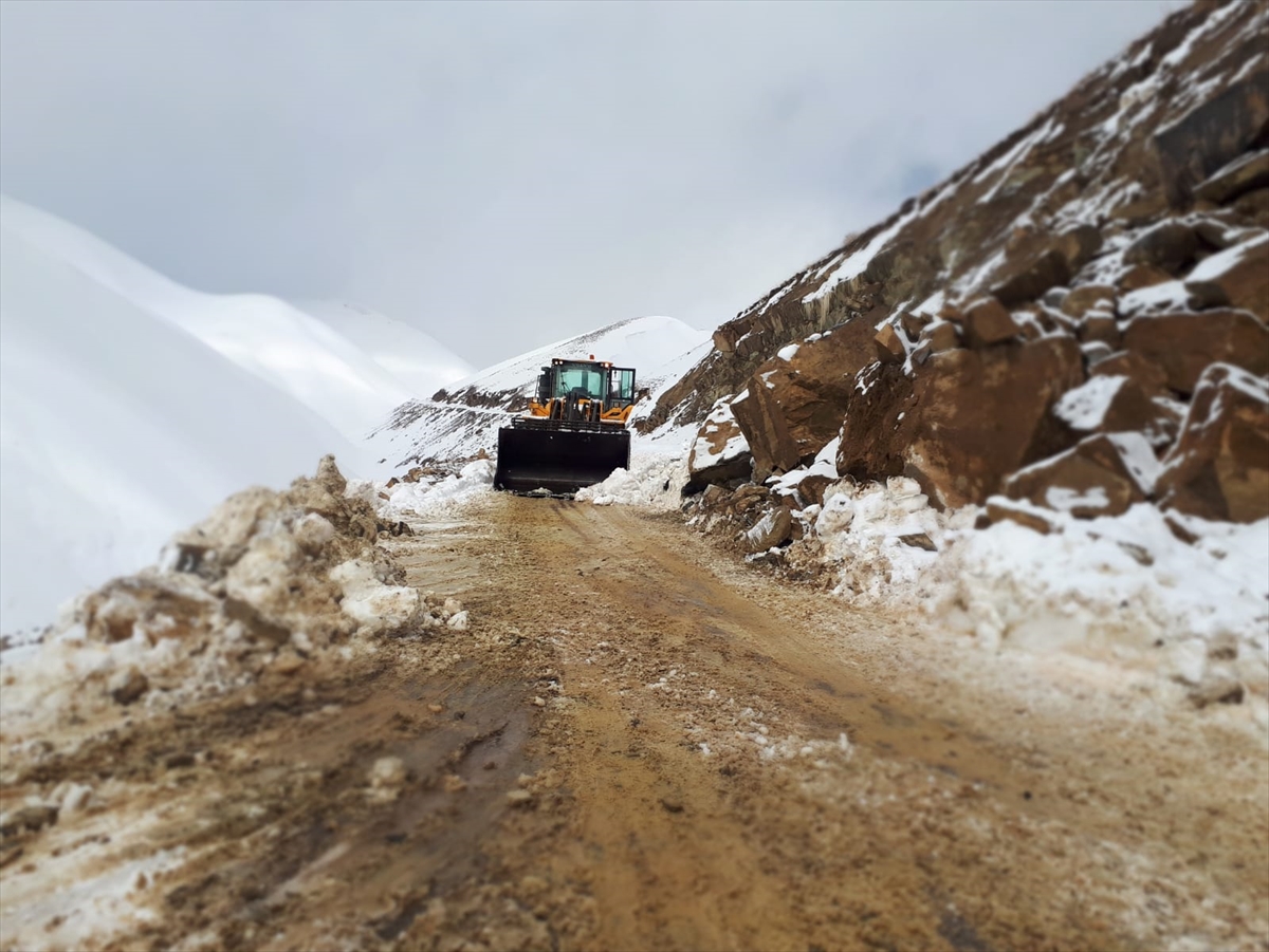 Hakkari'de dağdan kopan kaya parçaları köy yolunu kapattı