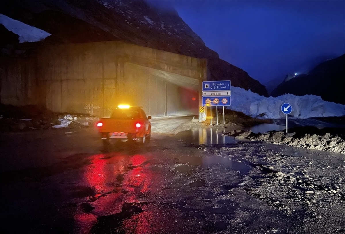 Hakkari'de kar nedeniyle 45 yerleşim biriminin yolu ulaşıma kapandı