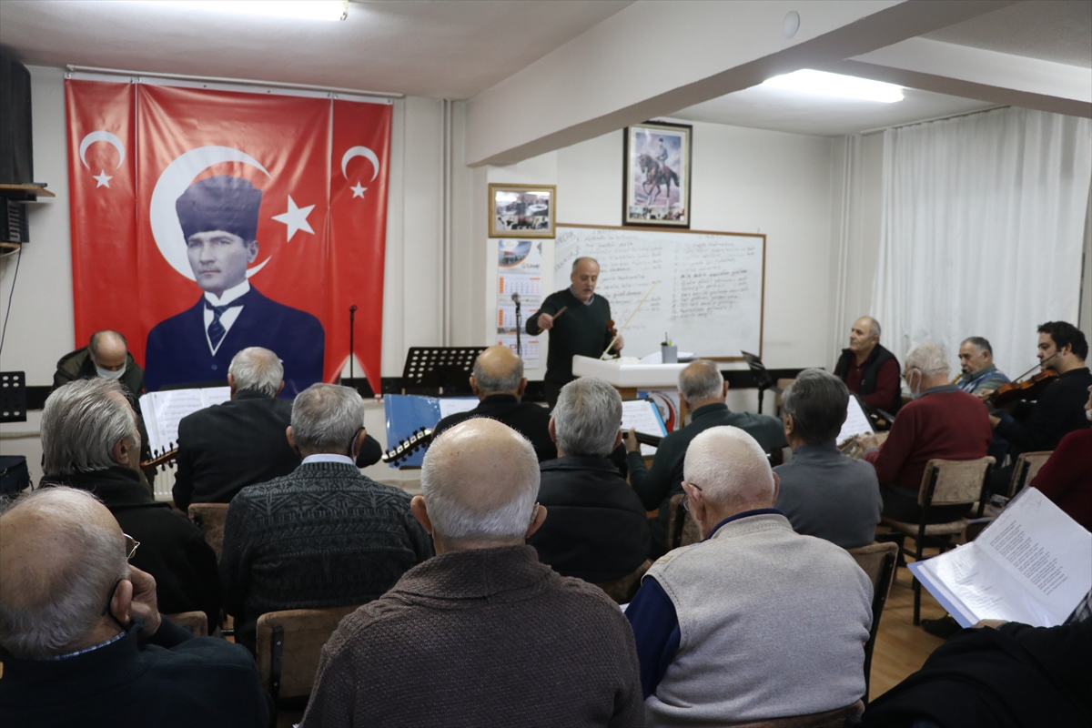 Isparta'da Lozan Mübadilleri Derneği üyeleri koro ile kaynaşıyor