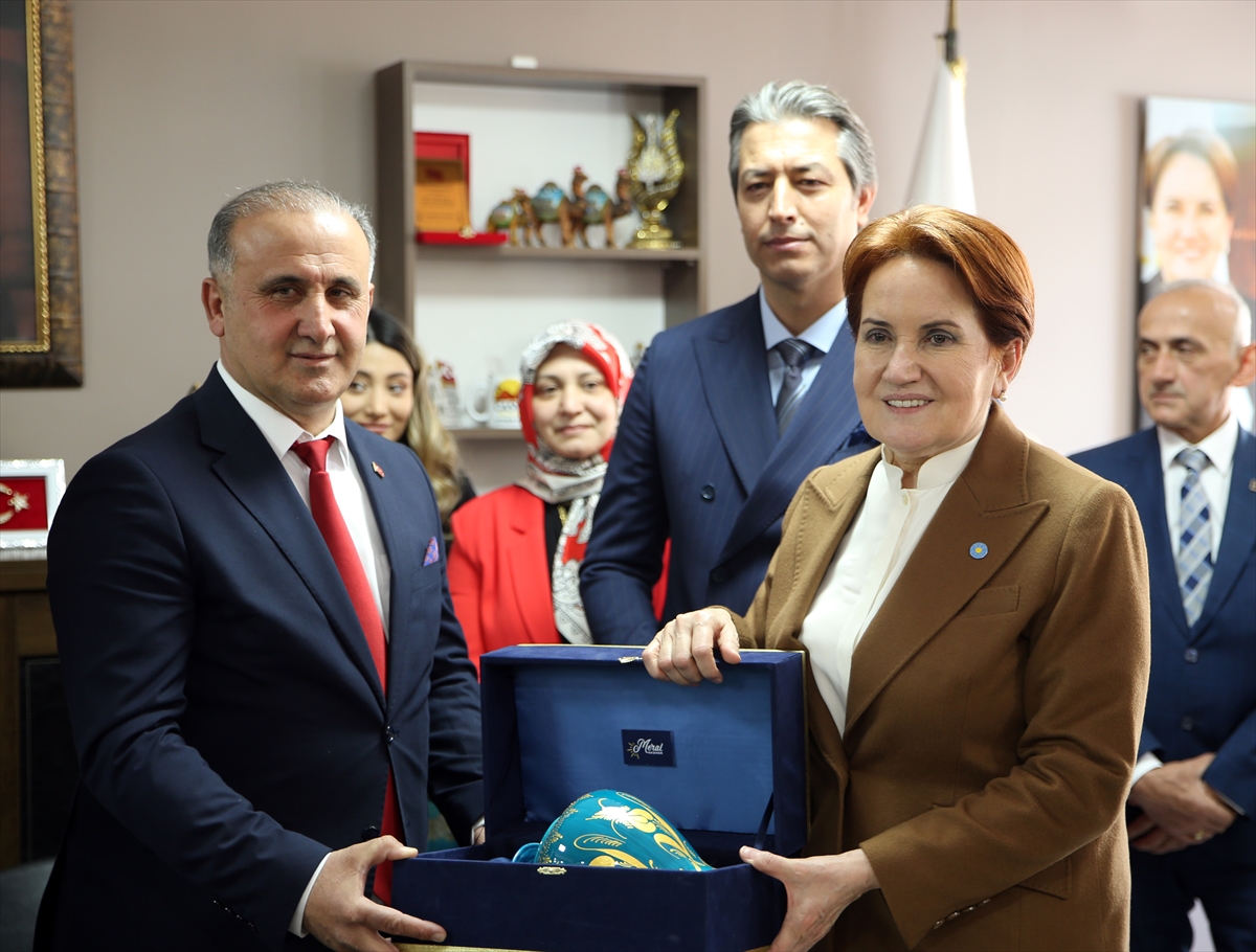 İYİ Parti Genel Başkanı Meral Akşener Aydın'da esnafı ziyaret etti