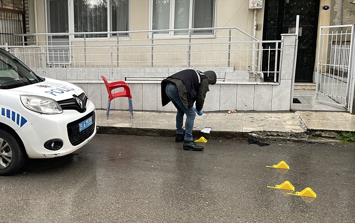 İzmir'de ganyan bayisi önünde silahla yaralanan kişi hastaneye kaldırıldı