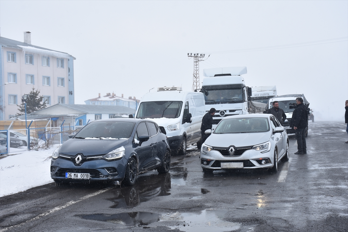 GÜNCELLEME – Kar ve tipi nedeniyle Kars-Iğdır kara yolu ulaşıma kapatıldı