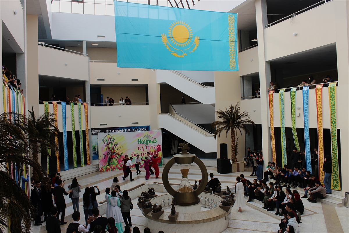 Kazakistan’da Nevruz dolayısıyla öğrenciler üniversiteye milli kıyafetlerle gidiyor