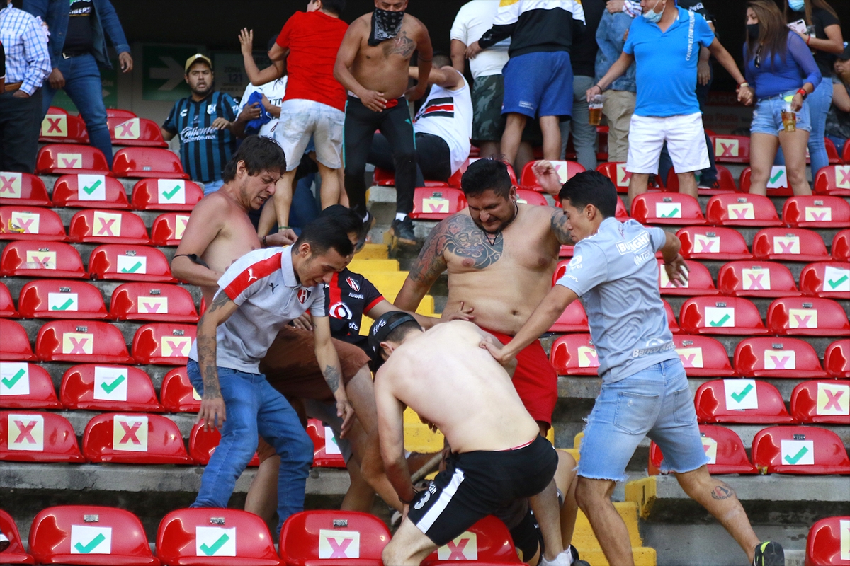 Meksika'da futbol maçında stat savaş alanına döndü