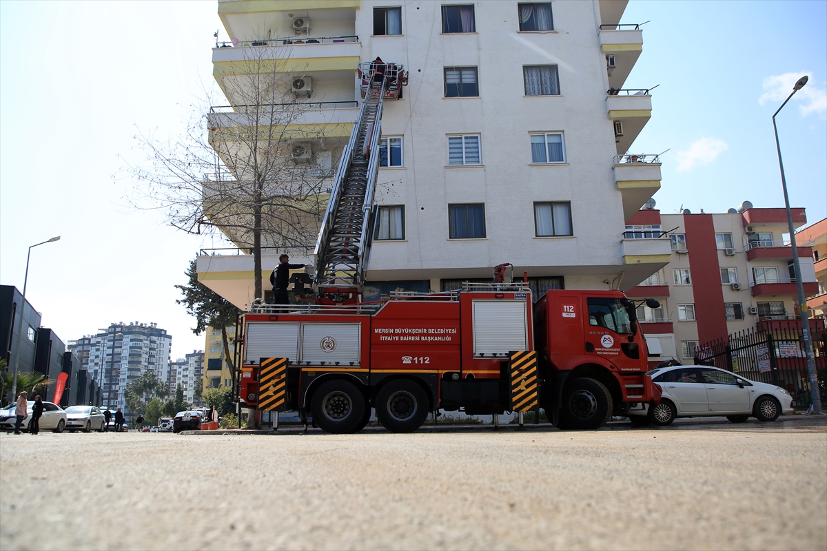 Mersin'de 4 katlı apartmanın önündeki giriş bölümü çöktü