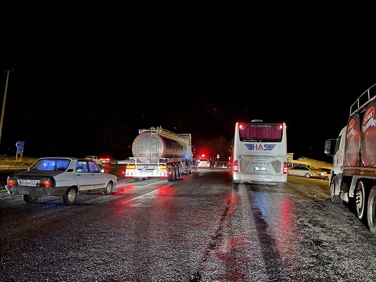 Muğla-Denizli kara yolu kar nedeniyle ulaşıma kapandı