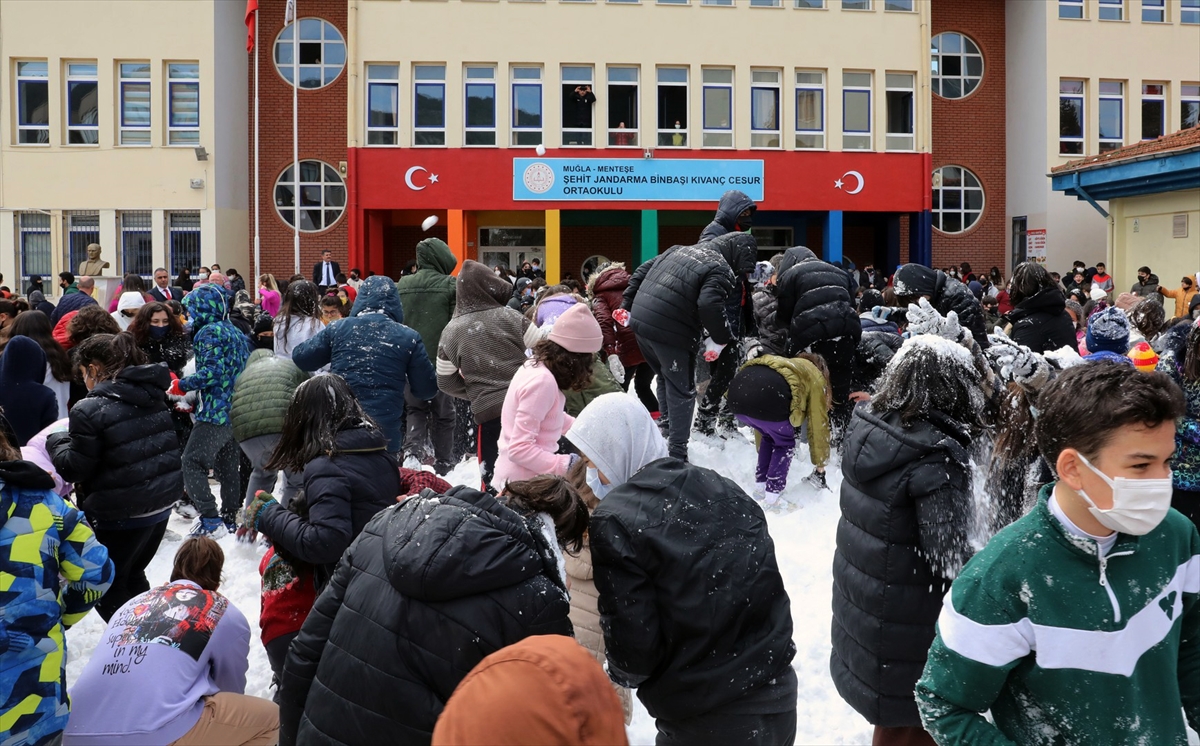 Muğla'da çocuklar kamyonla getirilen karla eğlendi