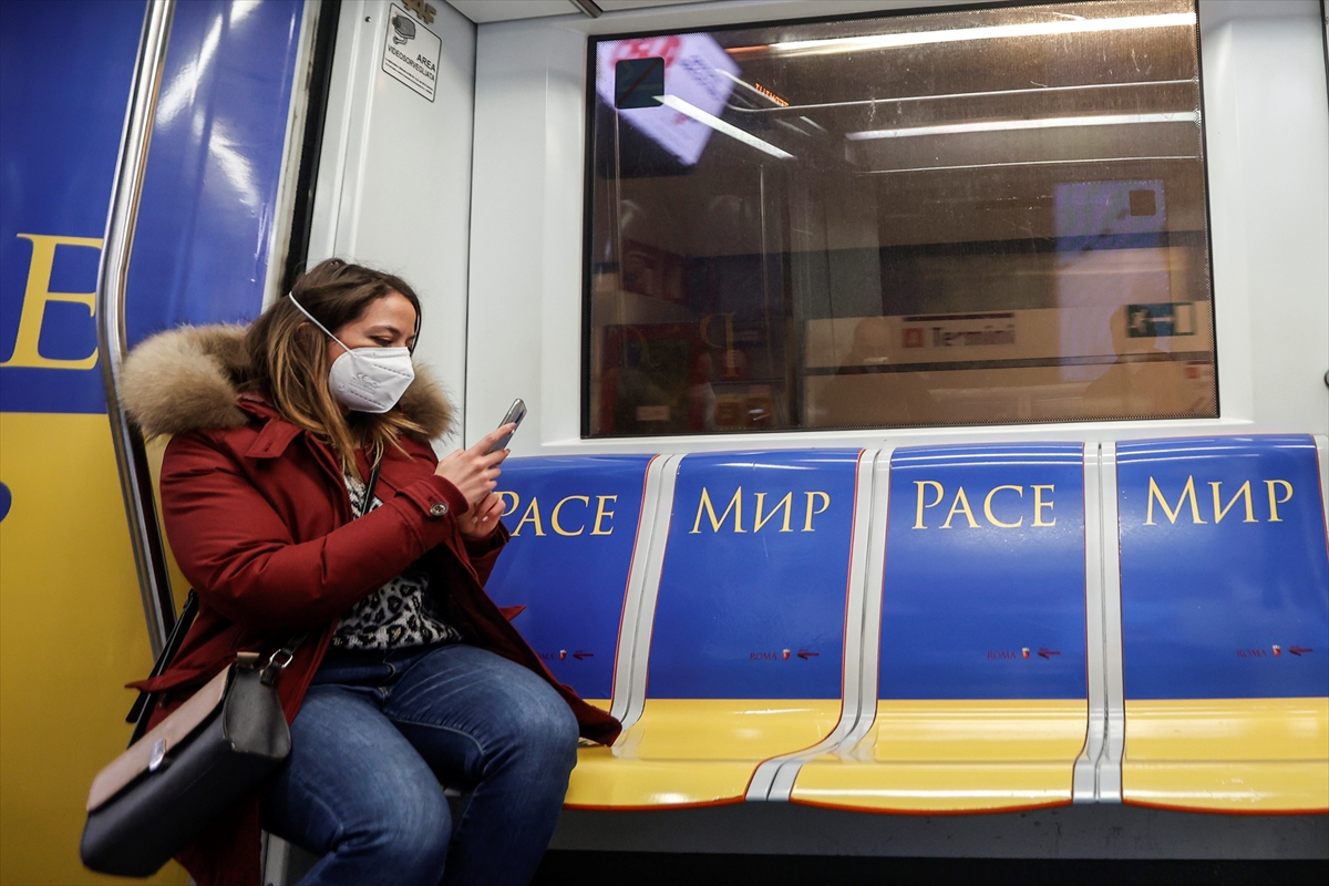 Roma'da metro treni Ukrayna bayrağının renkleriyle kaplandı