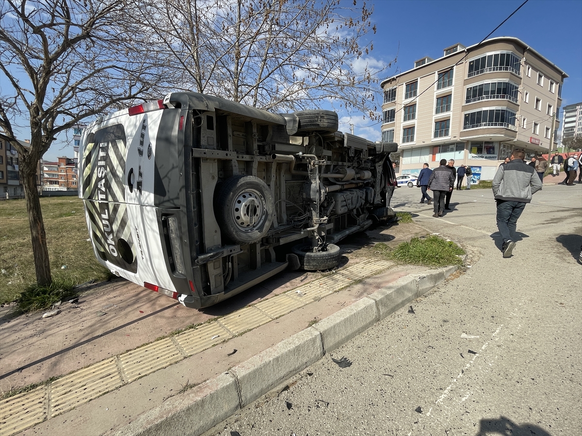 GÜNCELLEME – Samsun'da öğrenci servisi ile otomobil çarpıştı, 10'u öğrenci 15 kişi yaralandı
