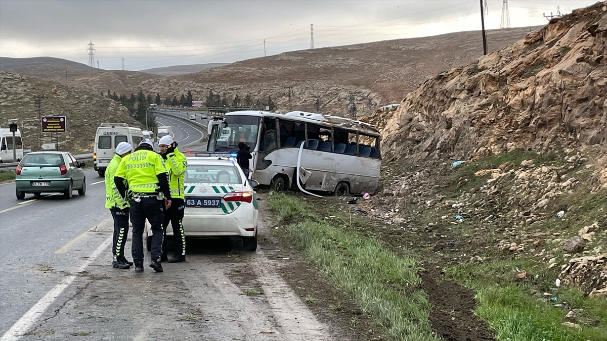 Şanlıurfa'da işçi servisinin devrilmesi sonucu 15 kişi yaralandı