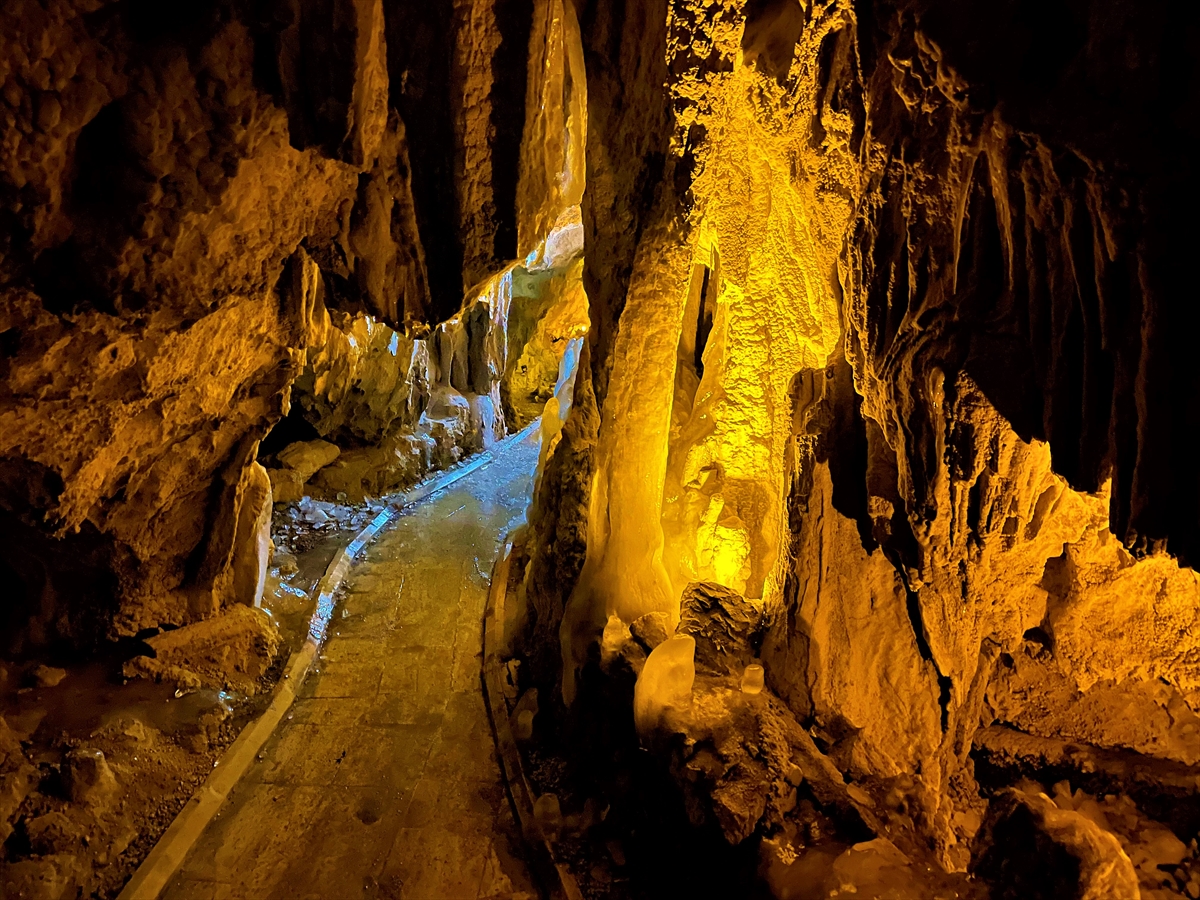 Sarkıt ve dikitleri buz tutan İnsuyu Mağarası ziyaretçilerini ağırlıyor