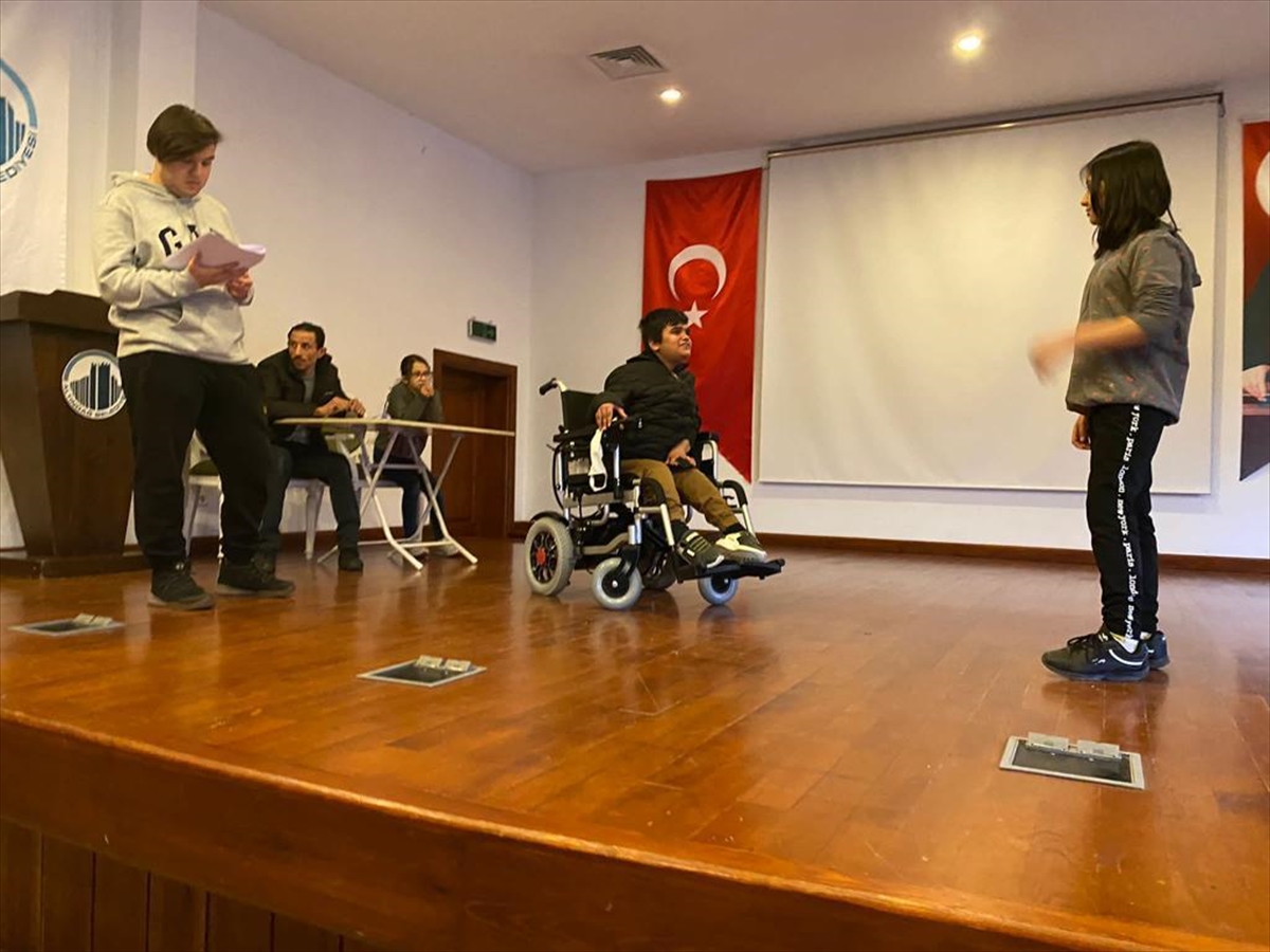 Savaş mağduru çocuklar kendi dramlarını tiyatro oyunuyla sahneleyecek