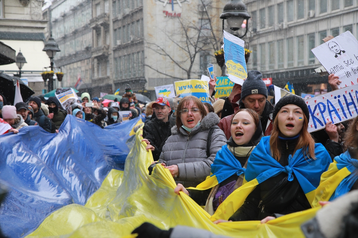 Sırbistan'ın Belgrad ve Novi Sad şehirlerinde Ukrayna'ya destek gösterisi