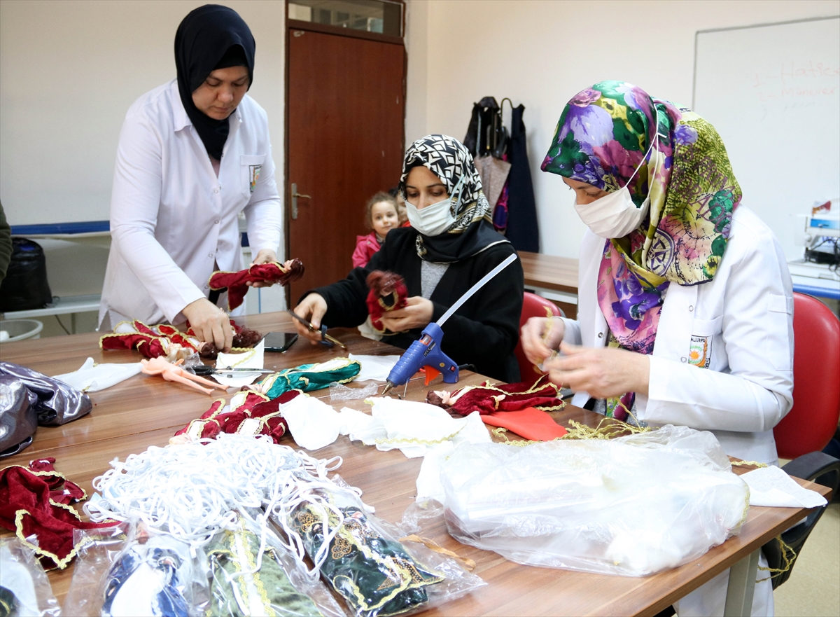 Terzilerden toplanan atık kumaşlar oyuncak bebeklere kıyafet oluyor