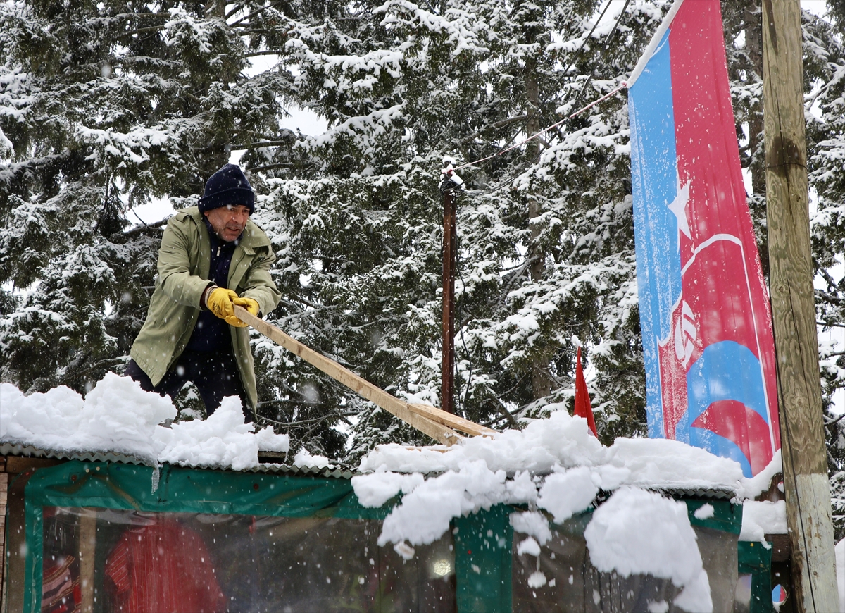 Orta ve Doğu Karadeniz'de kar nedeniyle 541 yerleşimin yolu kapandı